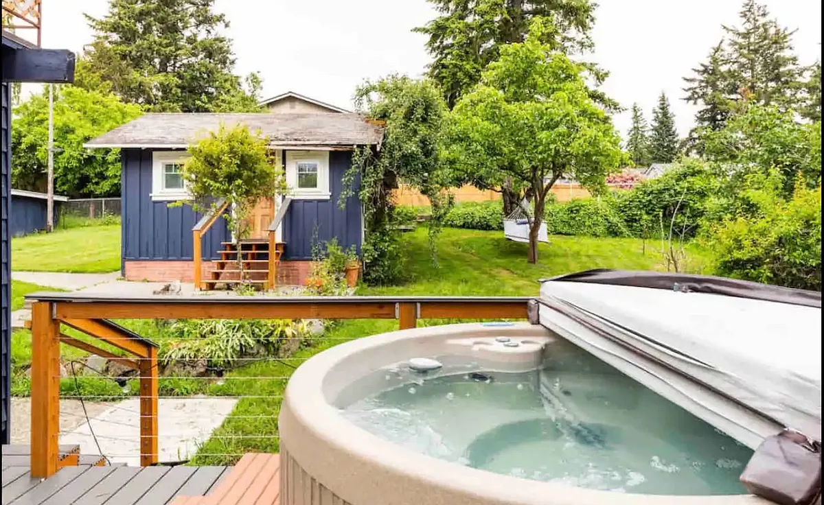 Cozy Cottage by the beach - Downtown Des Moines Washington