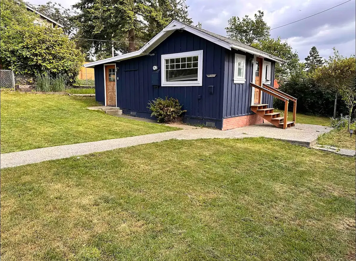 Cozy Cottage by the beach - Downtown Des Moines Washington - 2